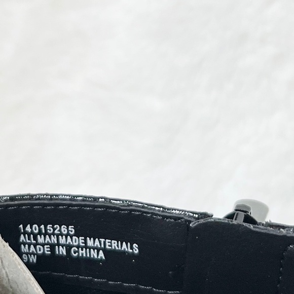 NWT Torrid Pointed Toe Snakeskin Heeled Booties in Black - Picture 7 of 8